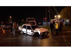 Bursa’da otomobile TIR çarptı, otomobil sürücüsü araç içinde sıkıştı