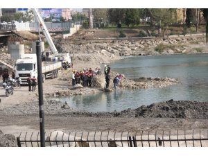 Köprü inşaatında uzun namlulu silah bulundu