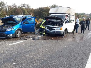Otomobil ile kamyonet çarpıştı: 3 yaralı