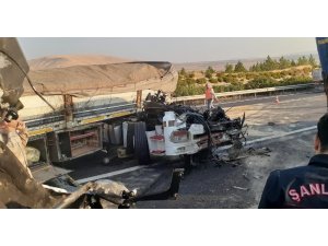 Uyuyakalan tır şoförü bariyerlere çarparak durabildi