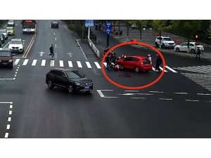 Saniyeler içinde aracın altından çıkardılar