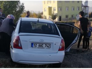 Elazığ’da otomobil yoldan çıktı: 2 hafif yaralı