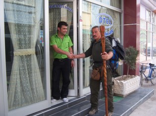 İsrail'e yürüyerek gidiyor