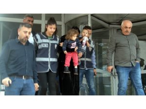 Görünmemek için yüzünü çocuklarıyla kapattı