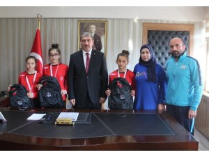 Tunç, başarılı sporcuları ödüllendirdi