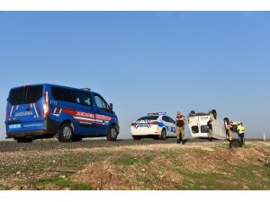 Kontrolden çıkan minibüs takla attı, 2 yaralı