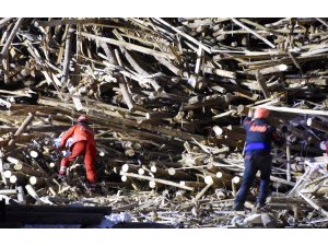 Gaziantep'te çöken iskelenin altında kalan mühendis aranıyor
