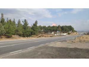 Ölüm yolunda bir ayda 2 araç dereye uçtu