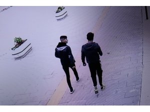 Yardım kutusundan parayı çaldılar, ‘hayırlı cumalar’ deyip ayrıldılar