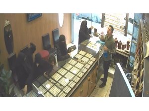 Peçeli altın hırsızları küçük çocuğun yüzü sayesinde yakayı ele verdi