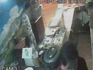 Dürümcüye verdiği sipariş hazırlanırken kaşla göz arasında telefonu cebine indirdi