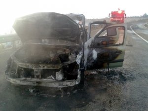 Seyir halindeki otomobil alev aldı