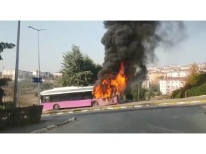 Belediye otobüsü alev alev yandı