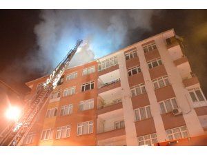 Bahçelievler’de beş katlı bir binanın çatısı alev alev yandı
