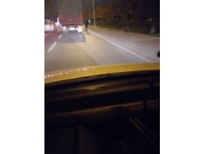 Kamyon arkasında tehlikeli bisiklet yolculuğu kamerada