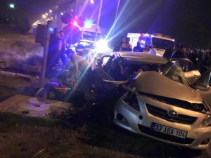 Tren otomobile çarptı:1 ölü, 2 yaralı