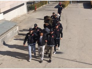 Kente uyuşturucu sokmaya çalışan 5 kişi yakalandı