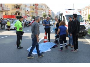 Sürat motosikletinin çarpıp otomobilin ezdiği kadın hayatını kaybetti