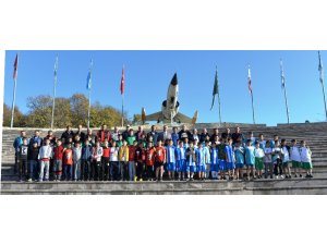 200 sporcu hentbol şenliğinde buluştu