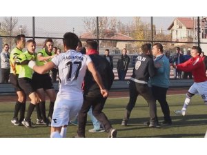 Kırmızı kartı gördü hakeme saldırdı!