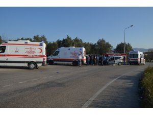 İki araç kafa kafaya çarpıştı: 10 yaralı