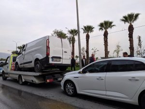 Devrilen minibüsten şans eseri yaralanmadan çıktılar