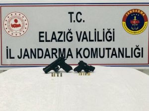 Jandarma 2 şahsı, ruhsatsız tabancaları saklarken yakaladı