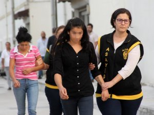 Çaldıkları altınları takınca yakalandılar