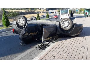 Virajı alamayan otomobil takla attı