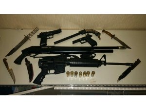 Operasyonun yapıldığı evde 2 av tüfeği ele geçirildi
