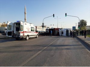 Kamyon devrildi, kasasındaki çeltik yola saçıldı: 1 yaralı