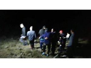 Kayalıklarda mahsur kalan 11 kişi, 5 saat sonra kurtarıldı