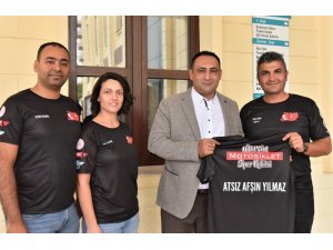 Başkan Yılmaz şampiyon sporcuları kutladı