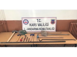 Kağızman’da defineciler suçüstü yakalandı