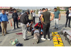 Kasksız motosiklet sürücüsü ölümden döndü