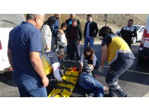 Motosiklet minibüsle çarpıştı: 2 yaralı