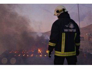 İş merkezinin çatısı alev alev yandı