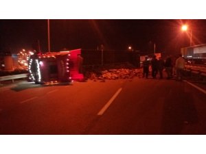 Tuğla yüklü tır devrildi: 2 yaralı