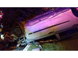 Takla atan otomobil refüjdeki ağaçlar sayesinde durabildi: 2 yaralı