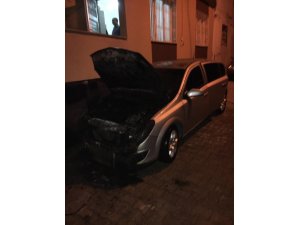 Otomobili üzerine benzin döküp yaktılar