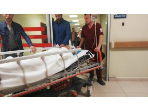 Kamyon traktöre arkadan çarptı 2 yaralı