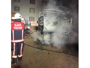Elazığ’da kamyonet yangını
