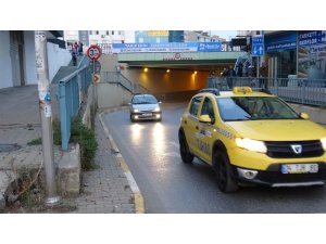 Pendik’te beton mikserinin altgeçide sıkıştığı anlar kamerada