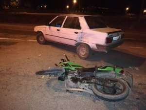 Motosiklet ile otomobil çarpıştı:1 yaralı