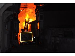 Konya’da metruk bina alev alev yandı