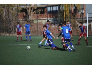 Erzurumsporlu ve Trabzonsporlu gençler hazırlık maçında ter döktü