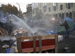 Gürcistan polisinden eylemcilere müdahale: 18 gözaltı