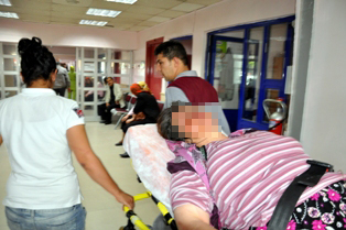 Eşini ve baldızını hastanelik etti