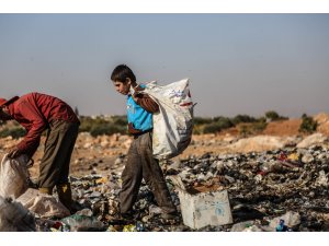 İdlibli çocuklar ekmeklerini çöpten çıkarıyor