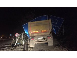 Tırın dorsesi açılınca levhalara çarptı